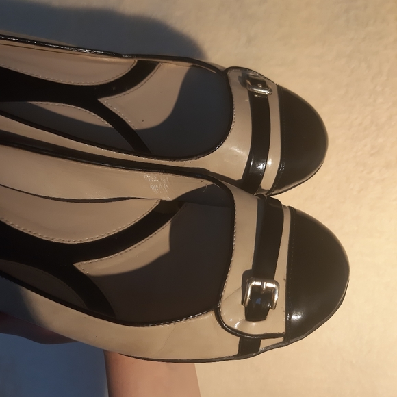 Naturalizer beige and black flats with gold strap - Picture 8 of 14